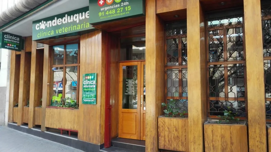 Entrada principal de la clínica veterinaria Conde Duque en Madrid